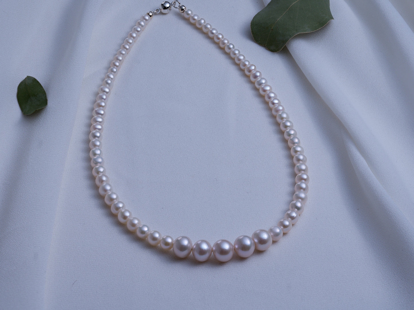 Luxe Graduated Pearl Necklace with Magnetic Clasp