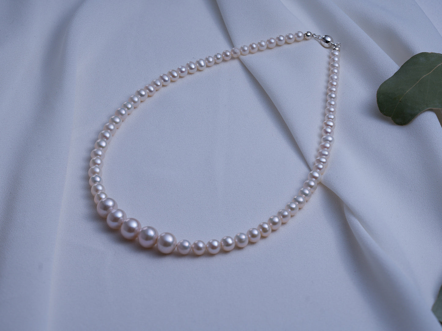Luxe Graduated Pearl Necklace with Magnetic Clasp