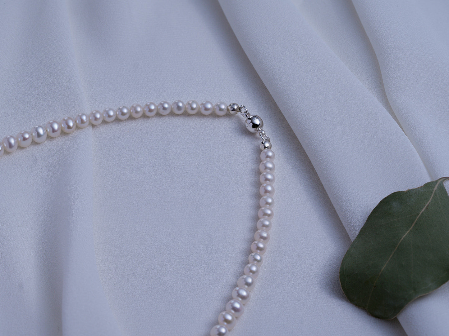 Luxe Graduated Pearl Necklace with Magnetic Clasp