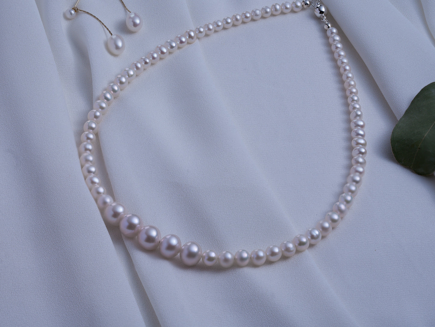 Luxe Graduated Pearl Necklace with Magnetic Clasp