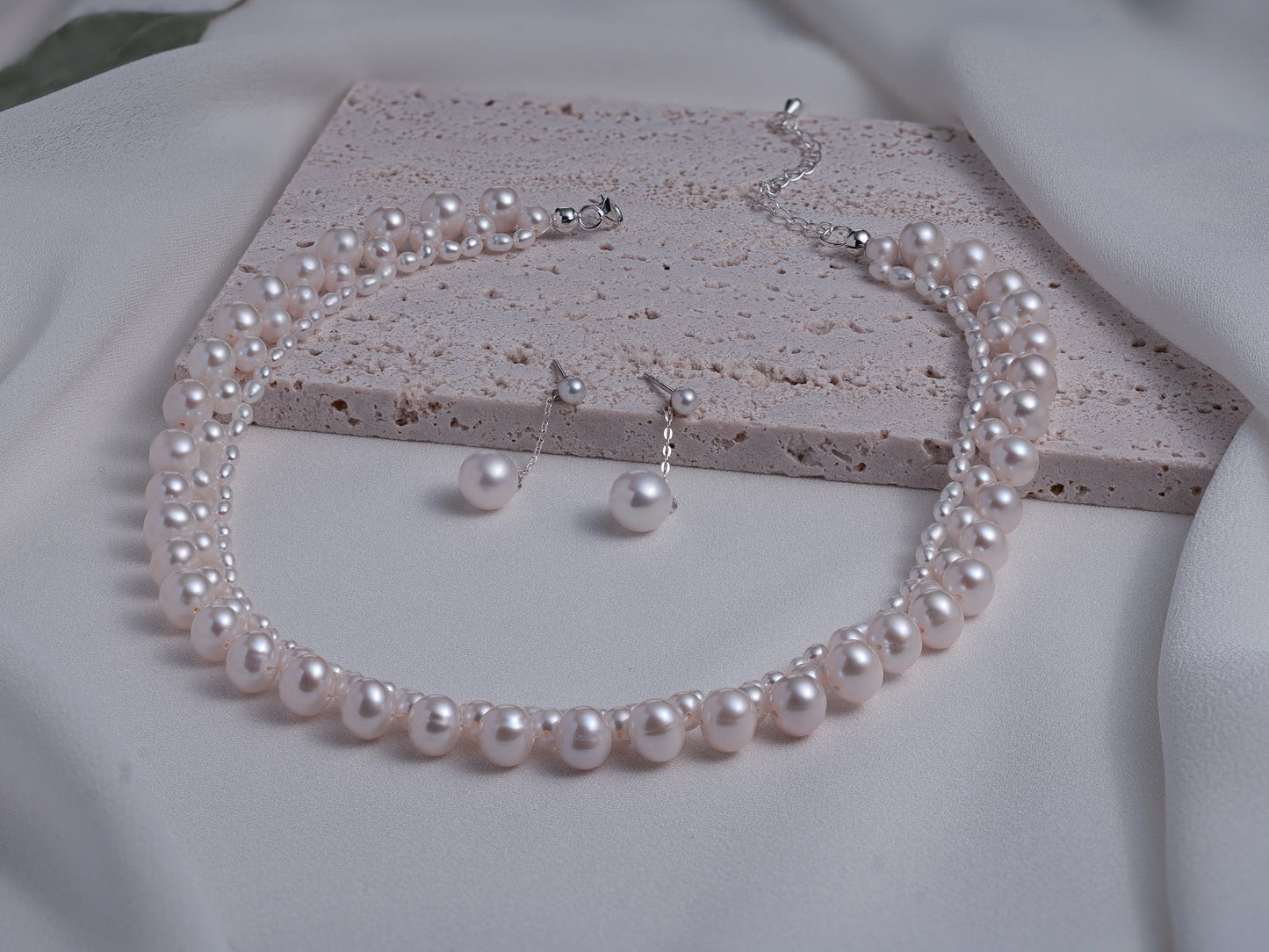 Graduated Pearl Collar