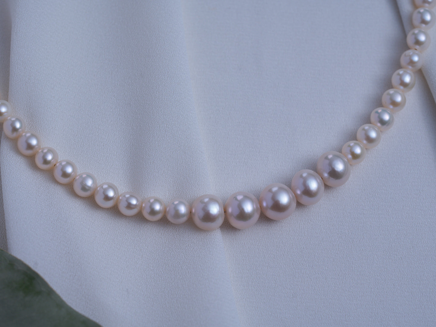 Luxe Graduated Pearl Necklace with Magnetic Clasp