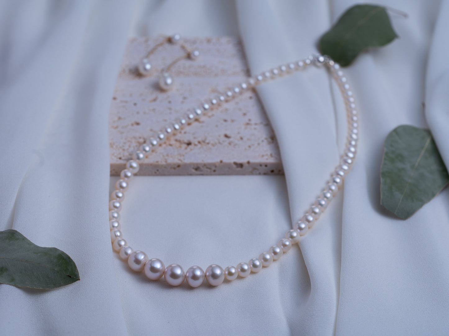 Luxe Graduated Pearl Necklace with Magnetic Clasp